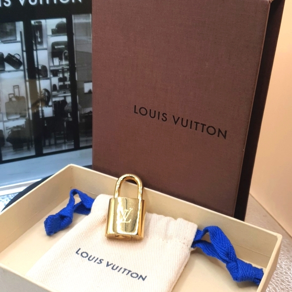 Auth ⚘️NEW 💗Louis Vuitton LOCK 🔐 #443- Rare W/LV box -full inclusion- - Picture 5 of 10